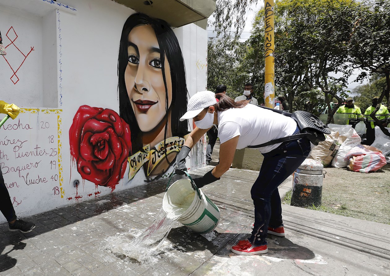 La comunidad del barrio La Gaitana, en Suba, limpia el comando de atención inmediata (CAI).