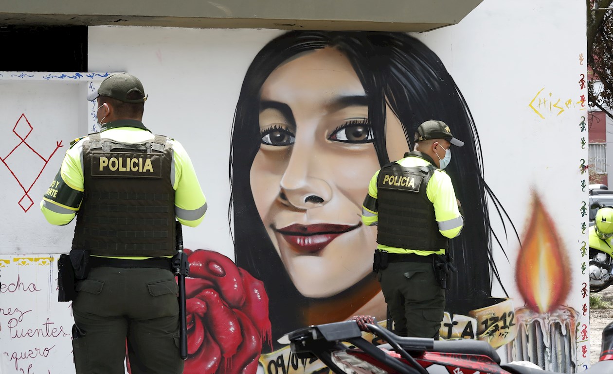 La comunidad del barrio La Gaitana, en Suba, limpia el comando de atención inmediata (CAI).