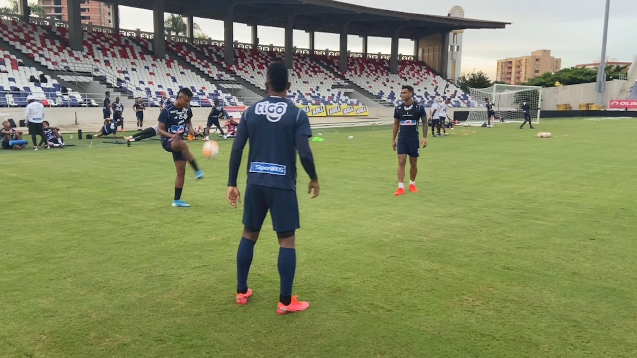 Entrenamiento rojiblanco en el Romelio Martínez.