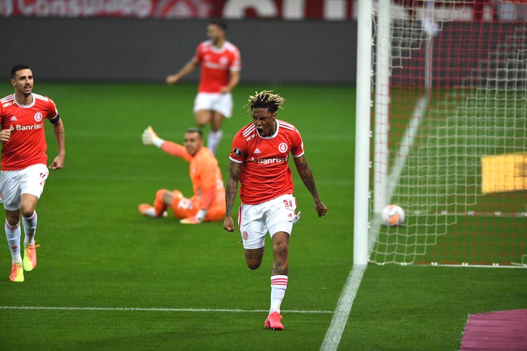 Abel Hernández celebrando la apertura del marcador.