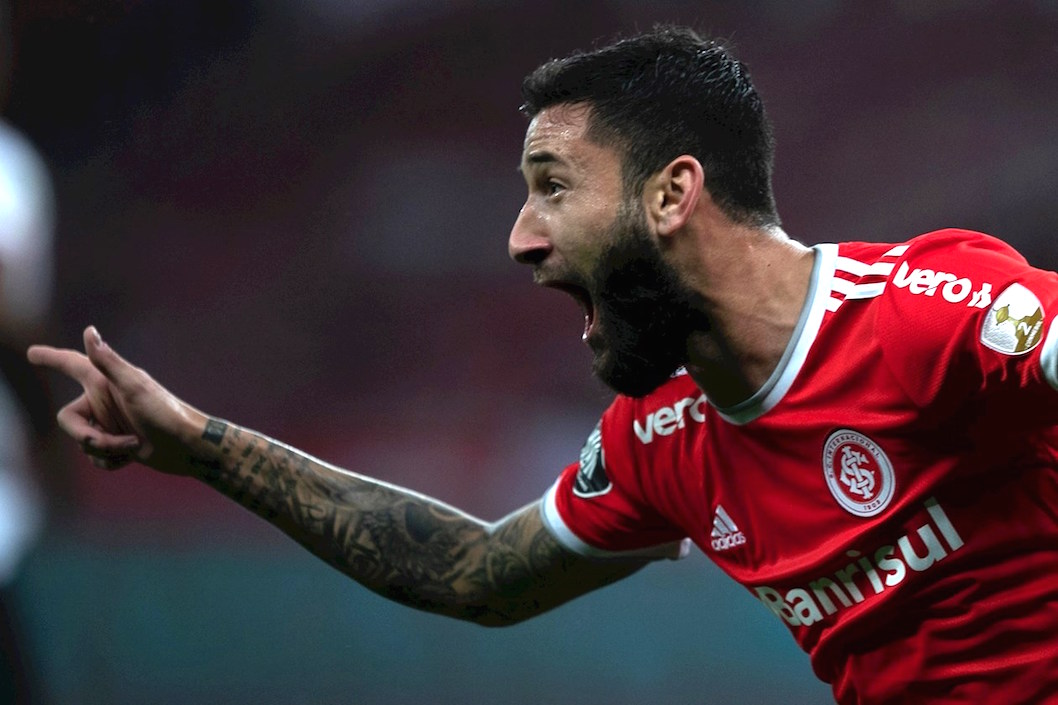 Gabriel Boshilia festejando el segundo gol de los locales.