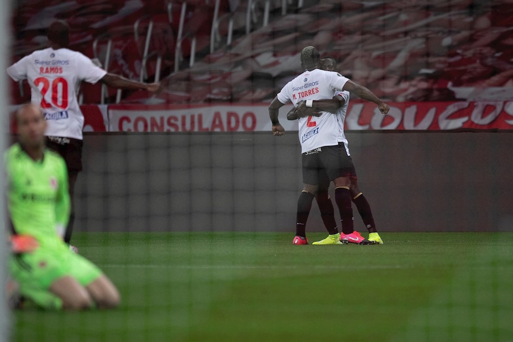 Marlon Torres y Santiago Moreno festejando el empate transitorio.