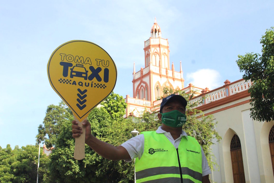 Guías del Tránsito orientando a los conductores.