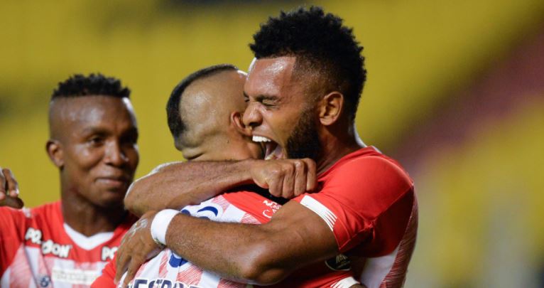 Miguel Ángel Borja celebrando el gol del triunfo con sus compañeros.