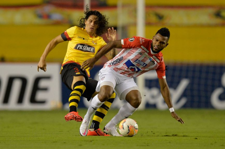 Miguel Ángel Borja, siempre atacando.