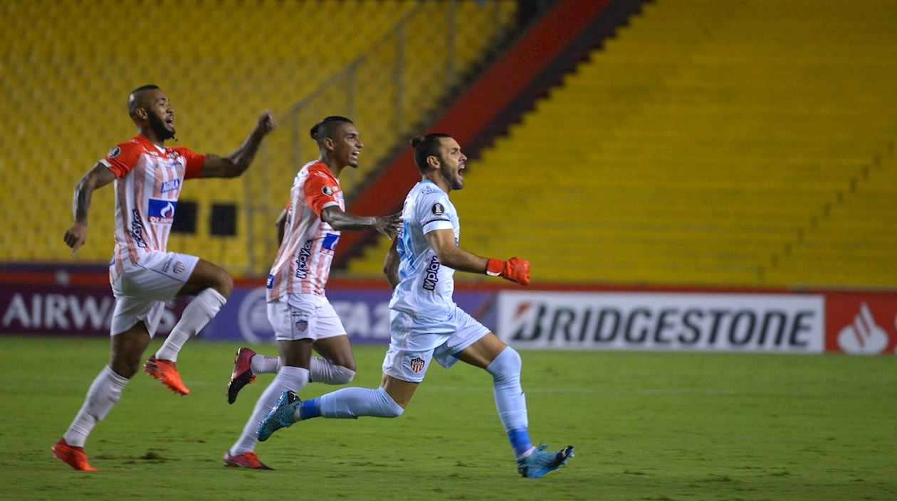 Sebastián Viera iniciando el festejo del golazo.