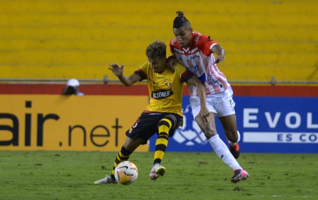 Gabriel Fuentes neutralizando un ataque ecuatoriano.,