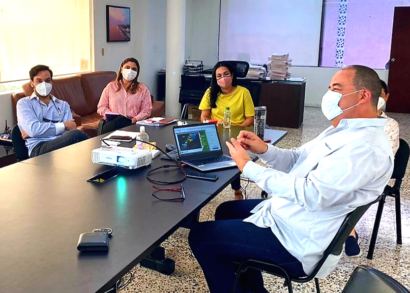 El Alcalde Roberto Celedón con el equipo técnico de Edubar en cabeza de la Gerente Angelly Criales.