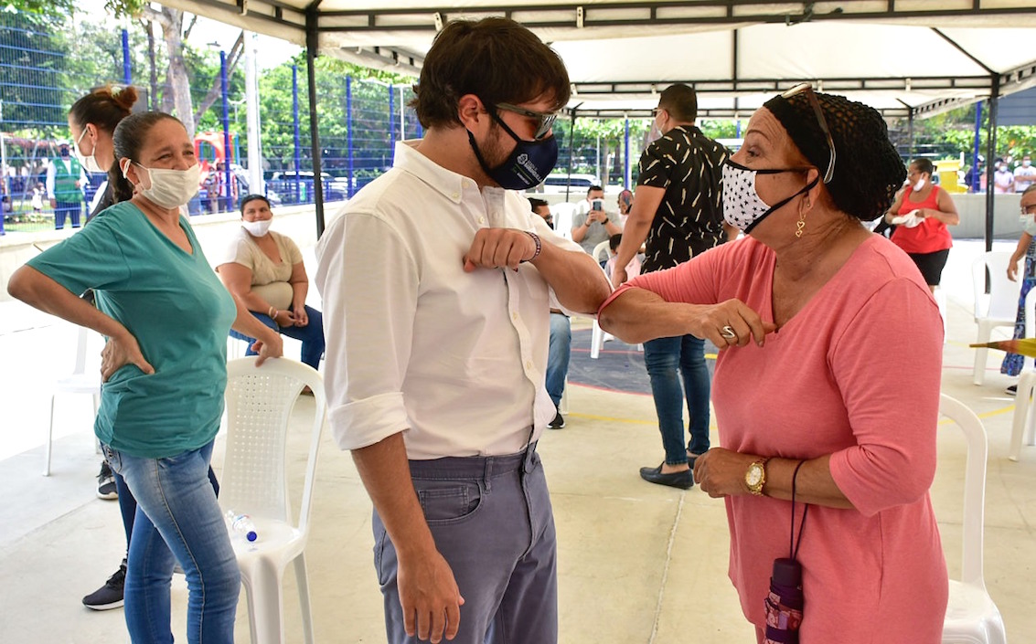 El Alcalde interactuando con habitantes del sector.