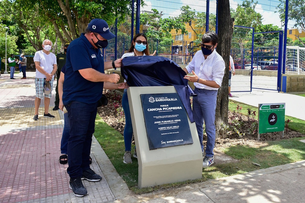 La placa de la cancha Picapiedra.