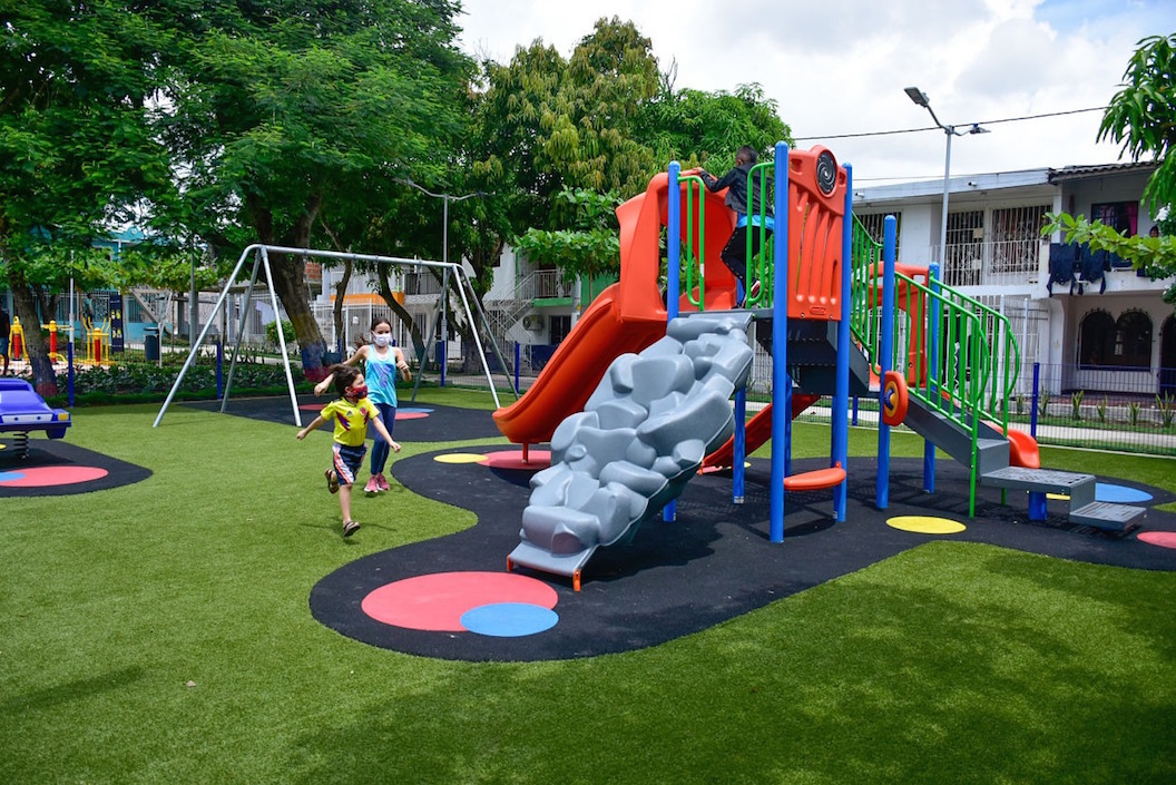 Los niños disfrutando del nuevo espacio de recreación.