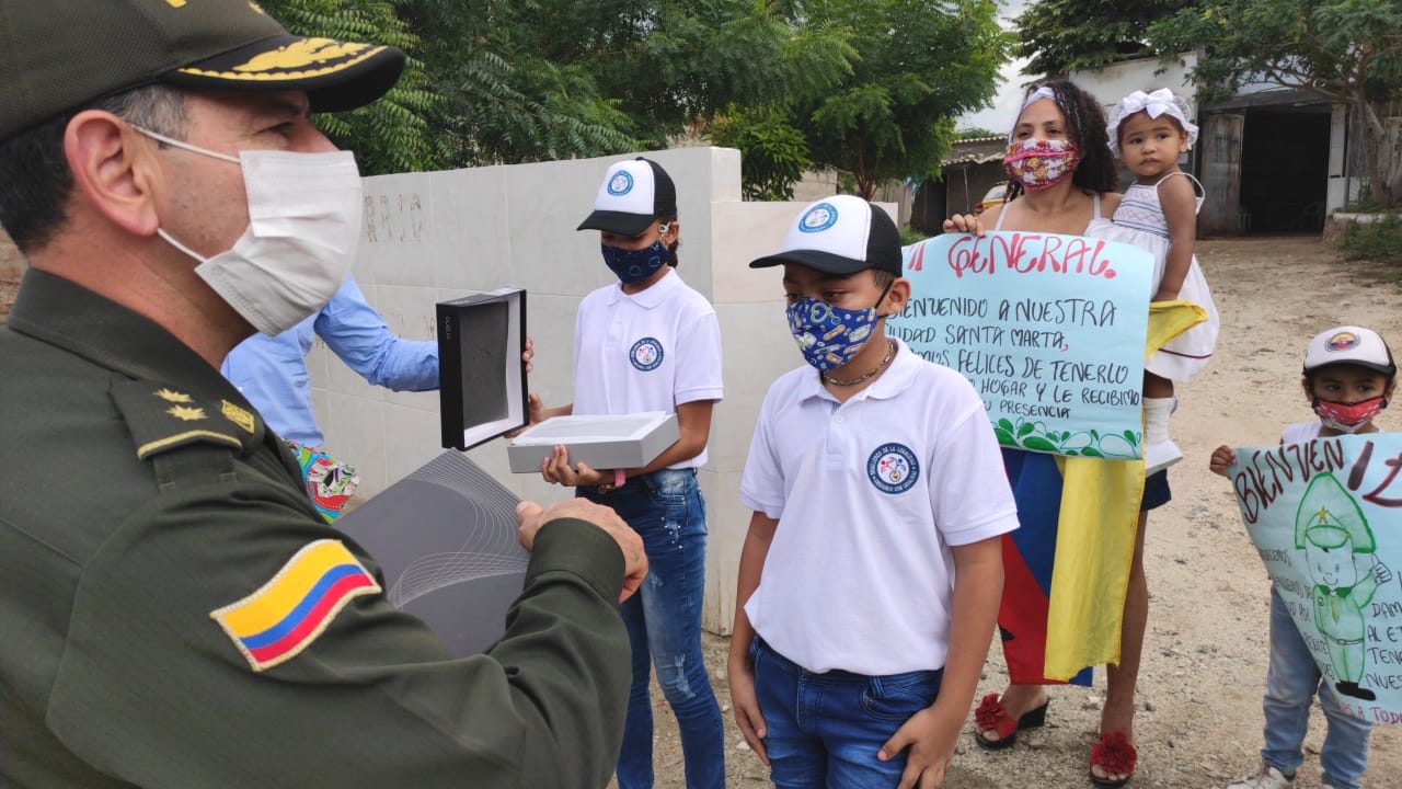 Niños reciben tablets por parte de la Policía Fiscal y Aduanera.