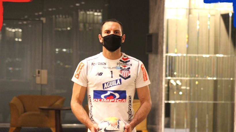 Junior Club SA. Sebastián Viera con tapabocas, posa con el balón de la Copa Libertadores.