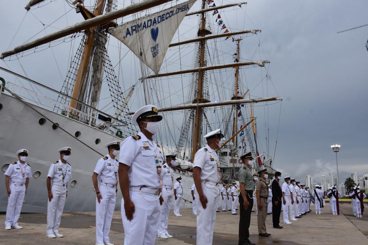 Así mismo, a bordo de la unidad se encuentra un Oficial representante del Ejército Nacional, la Fuerza Aérea Colombiana y la Policía Nacional quienes profundizarán sus conocimientos adquiridos en la navegación a vela.