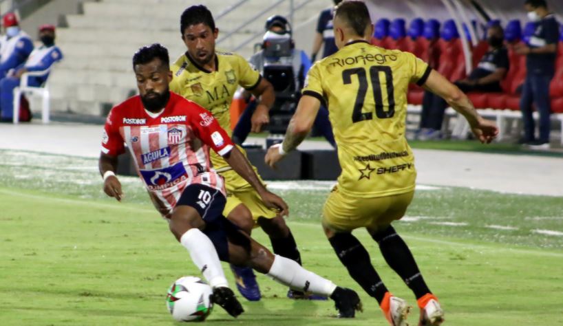 'Cariaco' González, superando la marca del lateral Fredy Salazar.