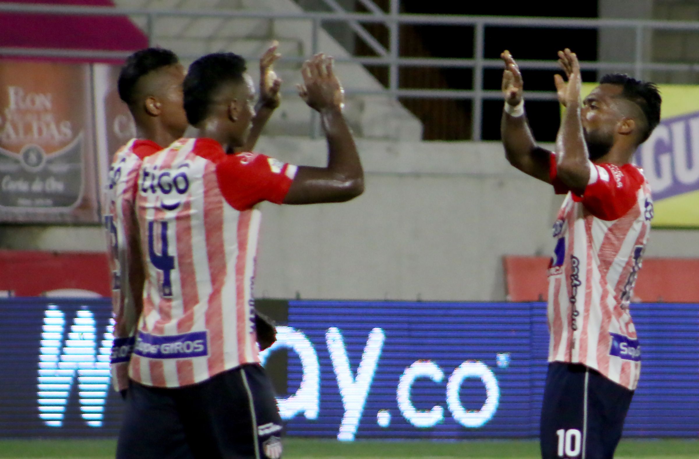 'Cariaco' celebrando con sus compañeros.