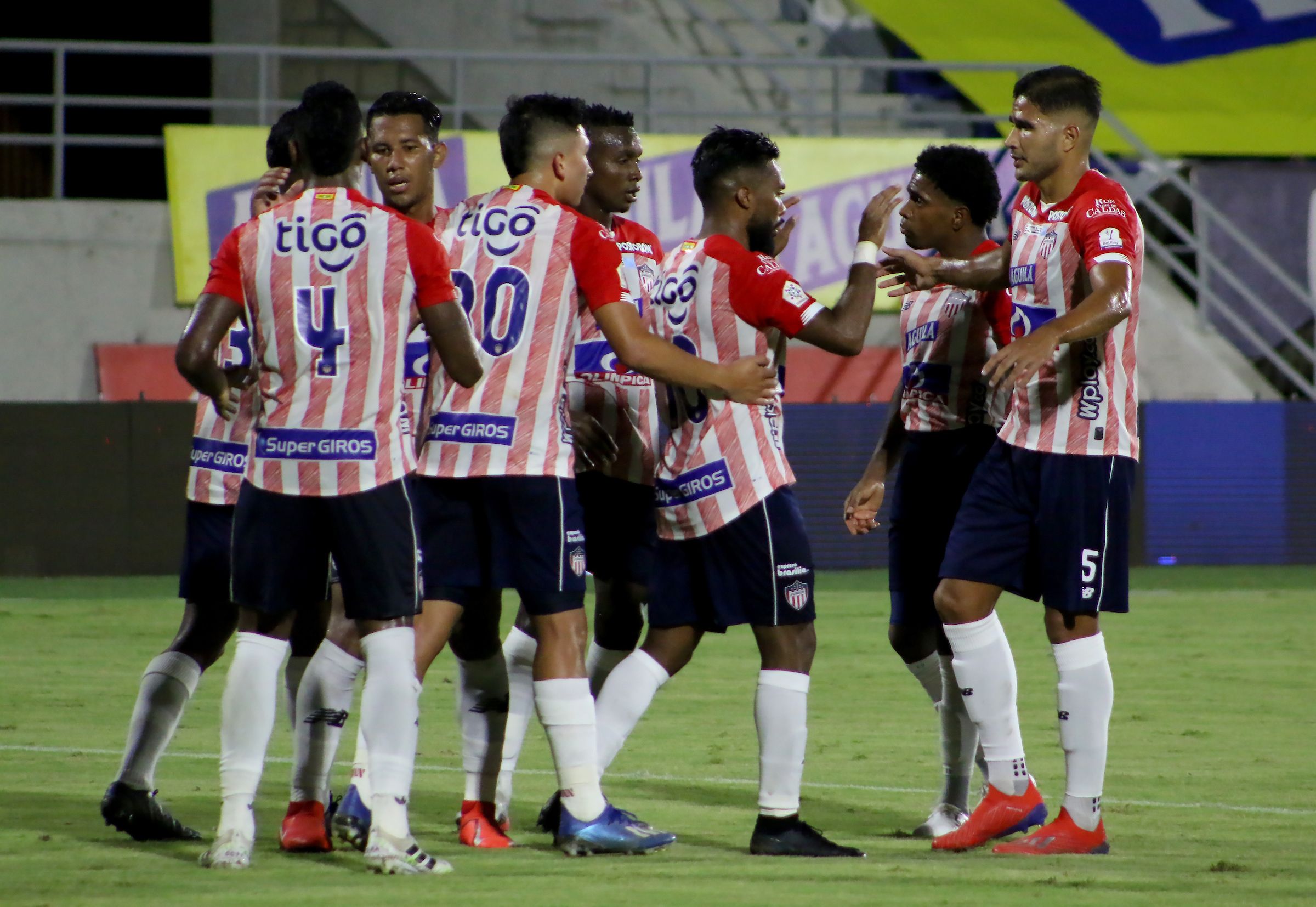 Junioristas celebrando el primer gol del partido.