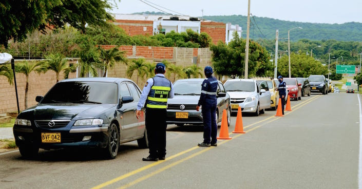 Agentes del Tránsito en aplicación del 'pico y cédula'.