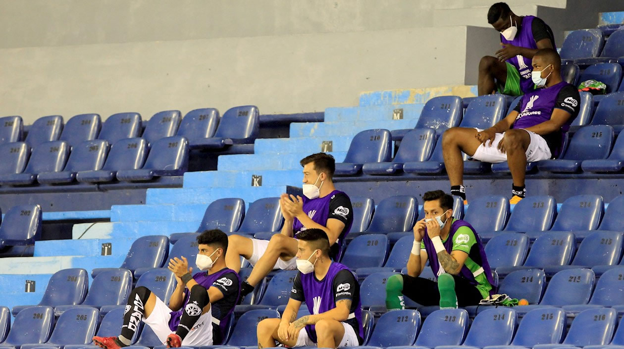 Jugadores de Independiente del Valle guardando los protocolos de bioseguridad.