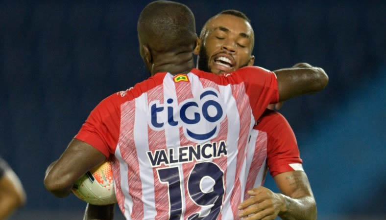 Carmelo Valencia celebrando con Freddy Hinestroza.