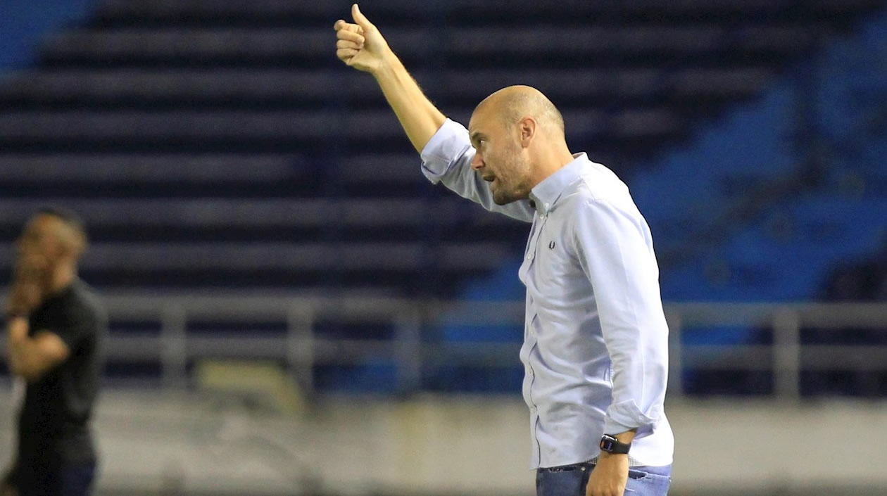 El DT visitante entregando instrucciones a sus jugadores.
