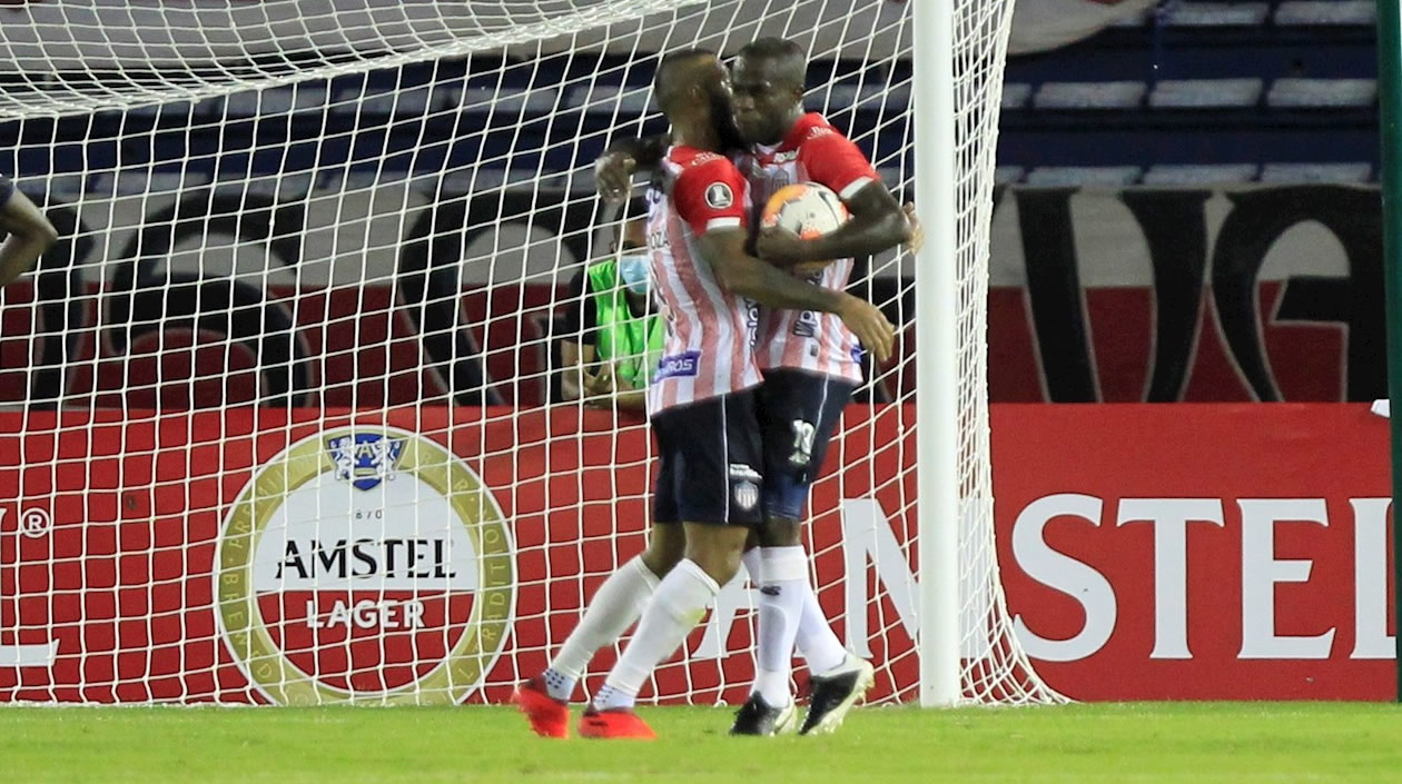 Carmelo Valencia celebrando con Freddy Hinestroza.