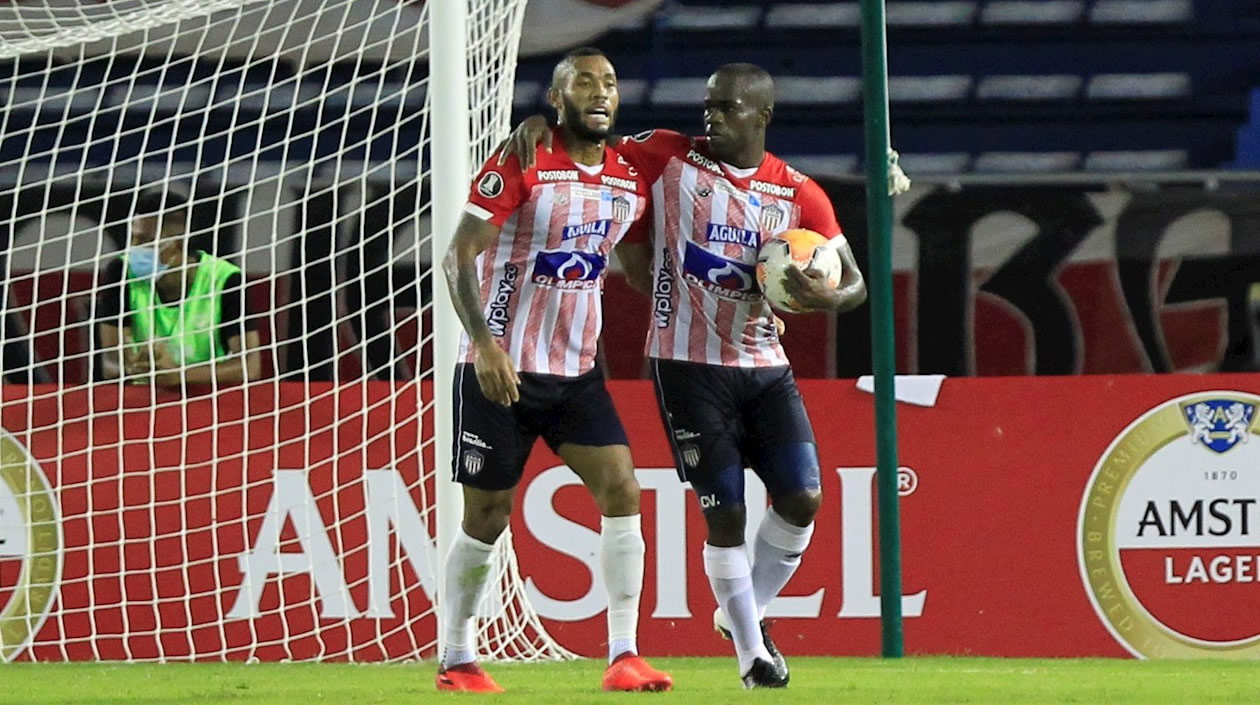 Carmelo Valencia celebrando con Freddy Hinestroza.