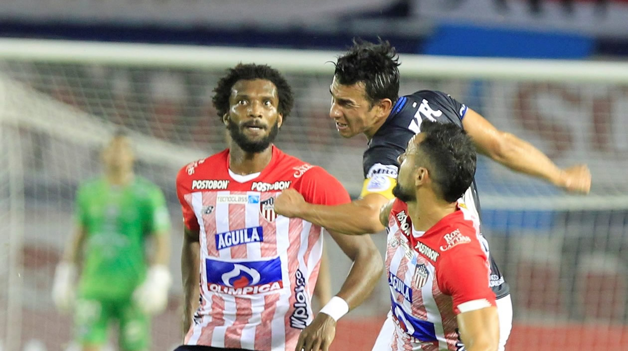 Didier Moreno neutralizando una llegada visitante.