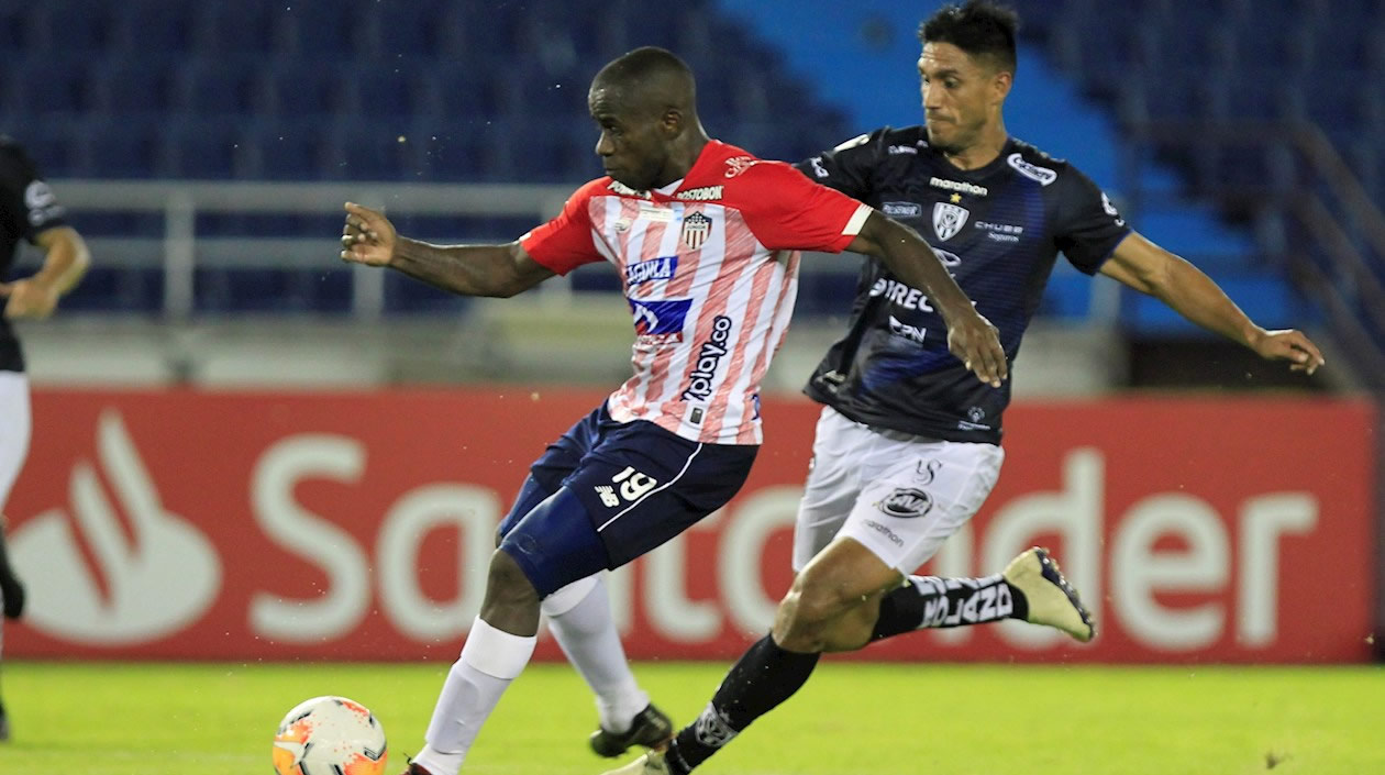 Carmelo Valencia atacando.