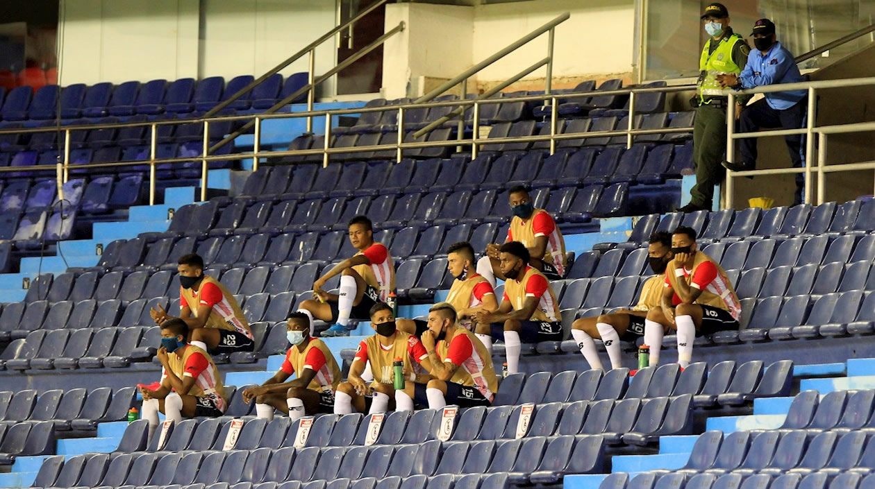 Jugadores de la suplencia del Junior en las gradas del Estadio Metropolitano.