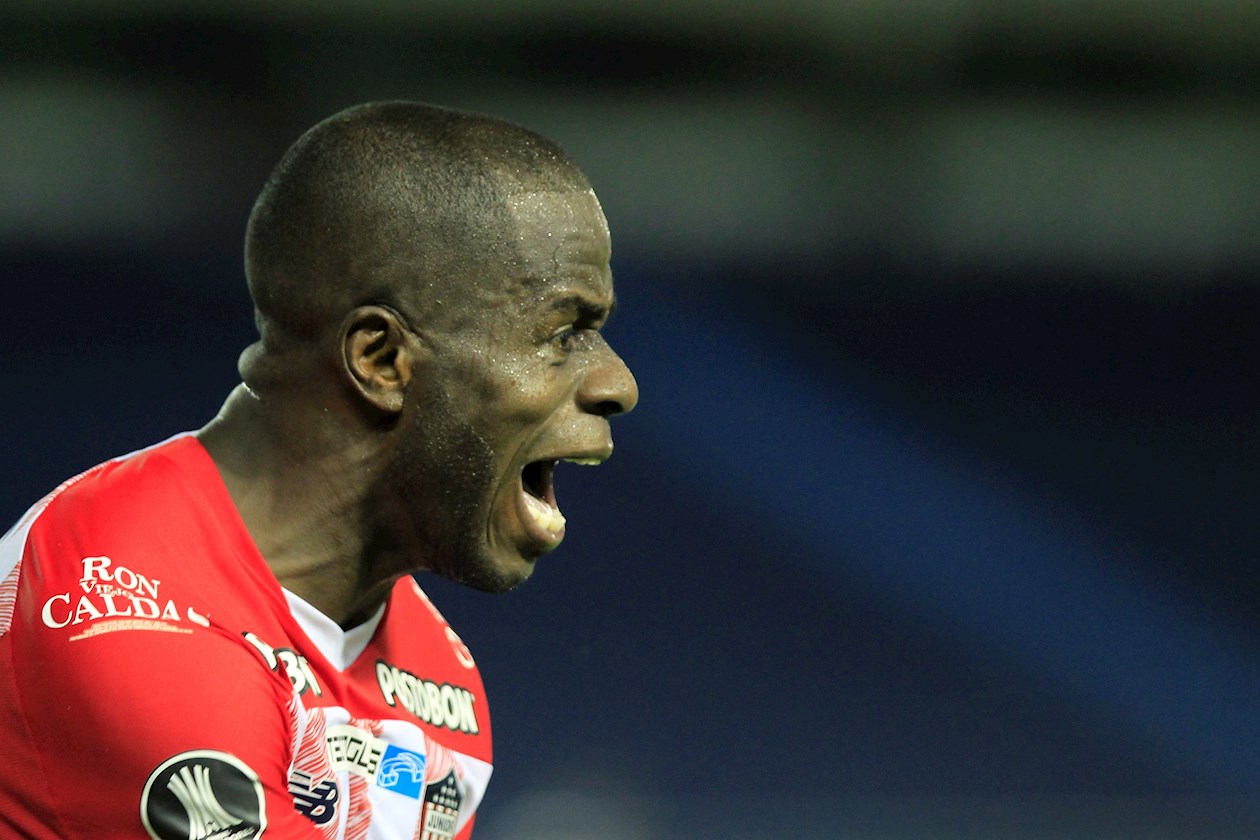 Carmelo Valencia, figura del partido con su tripleta de goles.