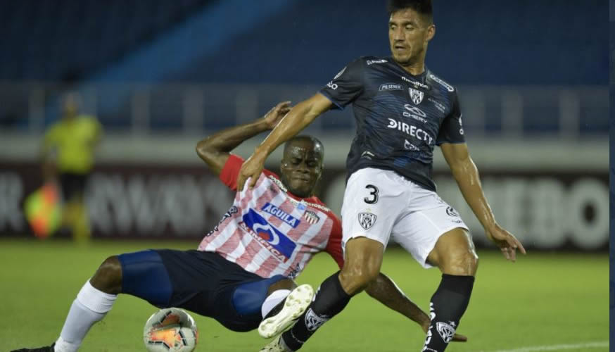 Carmelo Valencia disputando el balón con Pablo Alvarado