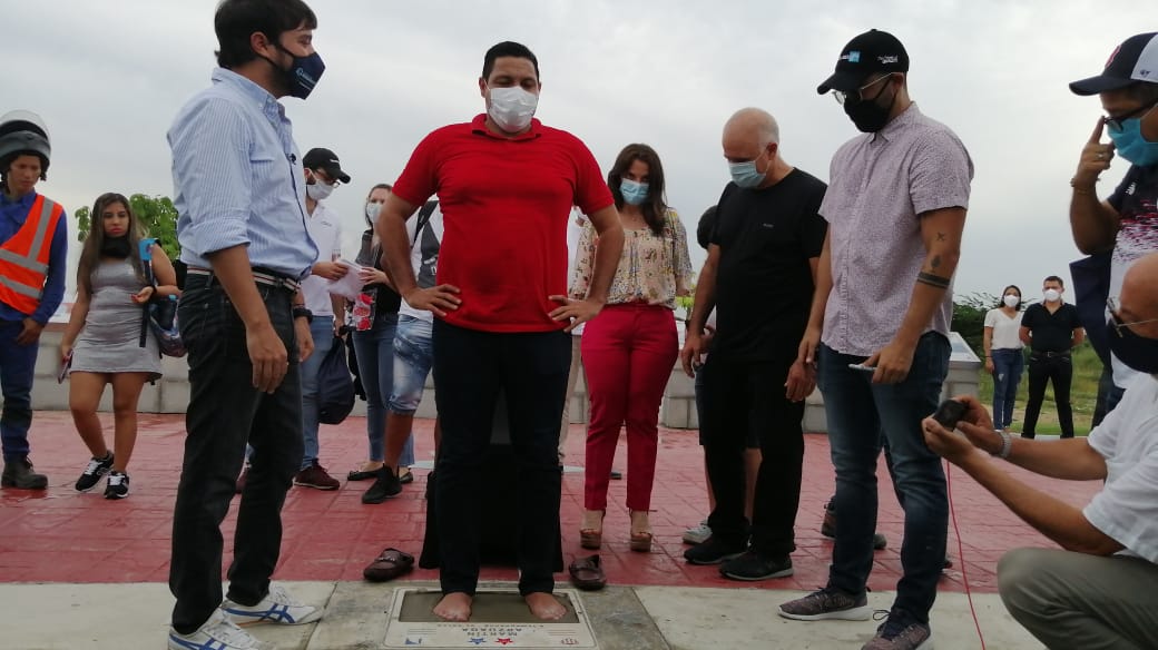 Martín Arzuaga colocando sus huellas, ante la mirada del Alcalde Jaime Pumarejo, el COO de Tecnoglass, Christian Daes y la Ministra de las TIC, Karen Abudinen.