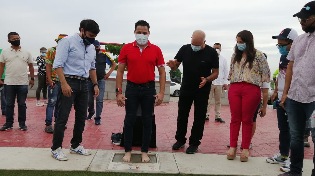 Jorge Bolaño colocando sus huellas, ante la mirada del Alcalde Jaime Pumarejo, el COO de Tecnoglass, Christian Daes y la Ministra de las TIC, Karen Abudinen.