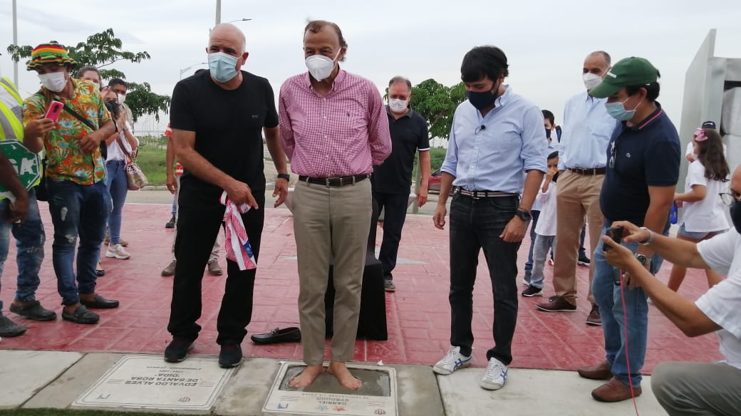 Gabriel Berdugo coloca sus huellas, ante la mirada del COO de Tecnoglass, Christian Daes y el Alcalde de Barranquilla, Jaime Pumarejo.