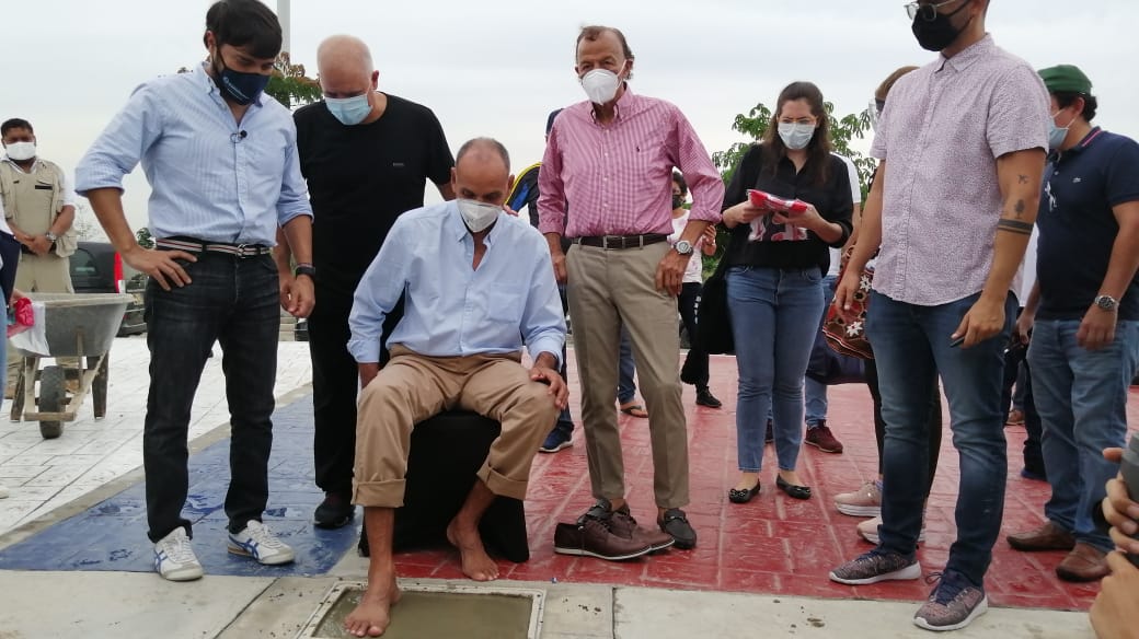 Dulio Miranda estampando sus huellas, ante la mirada del Alcalde Jaime Pumarejo; el COO de Tecnoglass, Christian Daes y su excompañero Gabriel Berdugo.