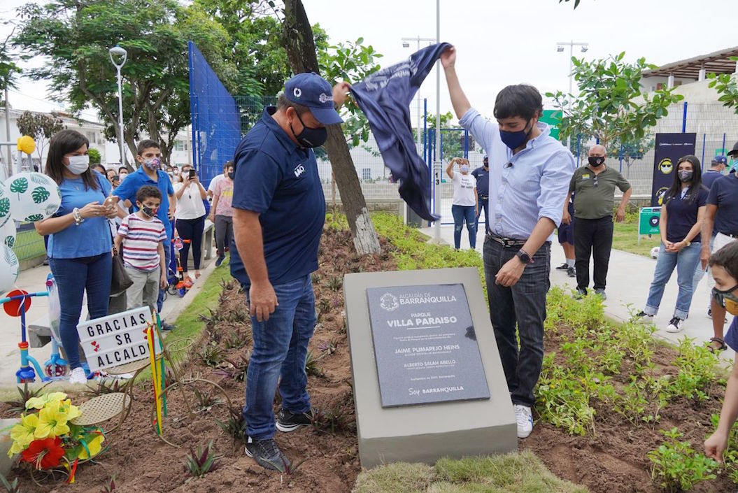 Develando la placa en el parque Villa Paraiso.