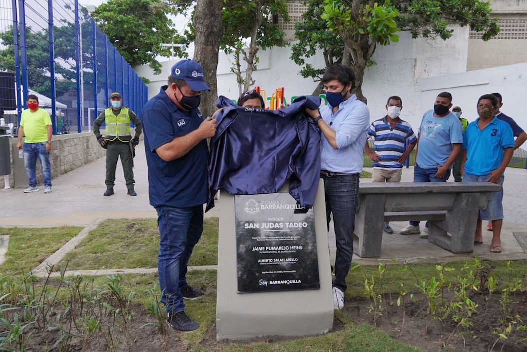 Develando la placa en el parque San Judas Tadeo.