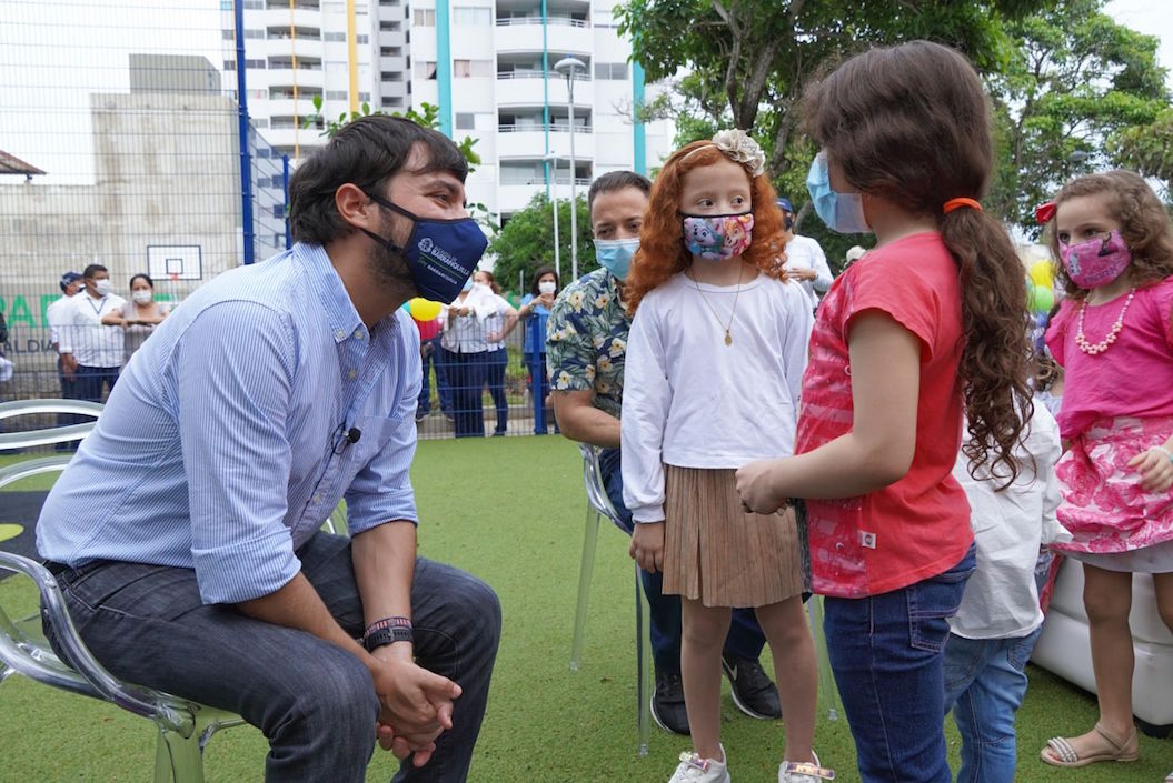 El Alcalde Jaime Pumarejo dialogando con los niños.