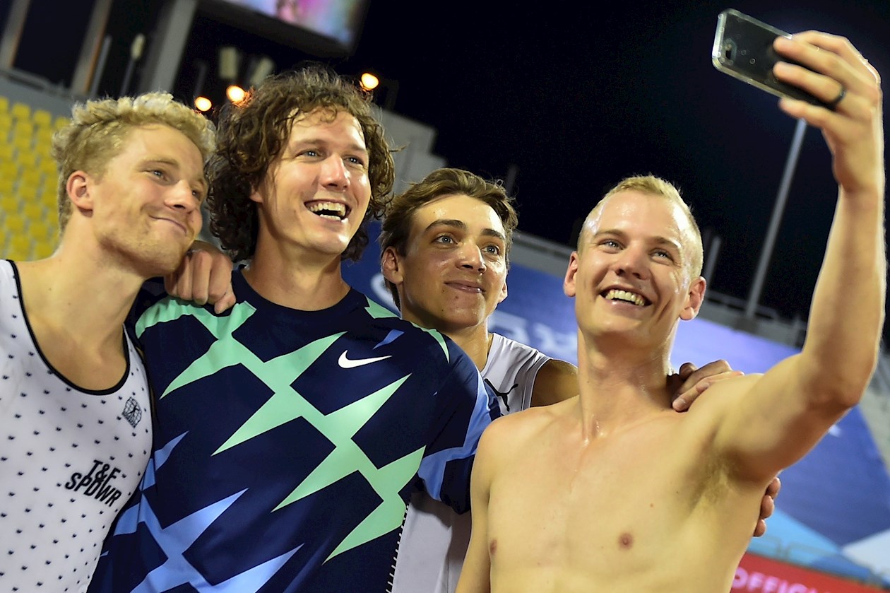 Participantes del salto con pértiga en Doha. 