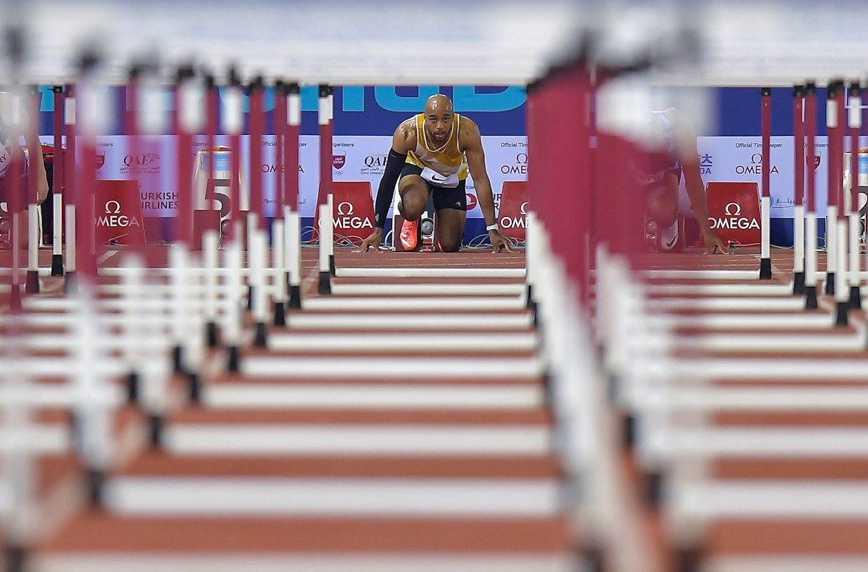 Aaron Mallet gana los 110 metros con vallas.