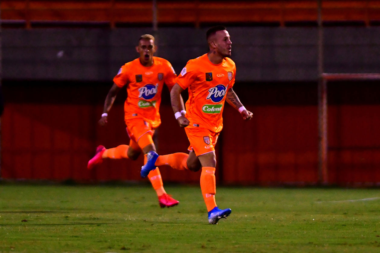 Festejo local del gol de la victoria.