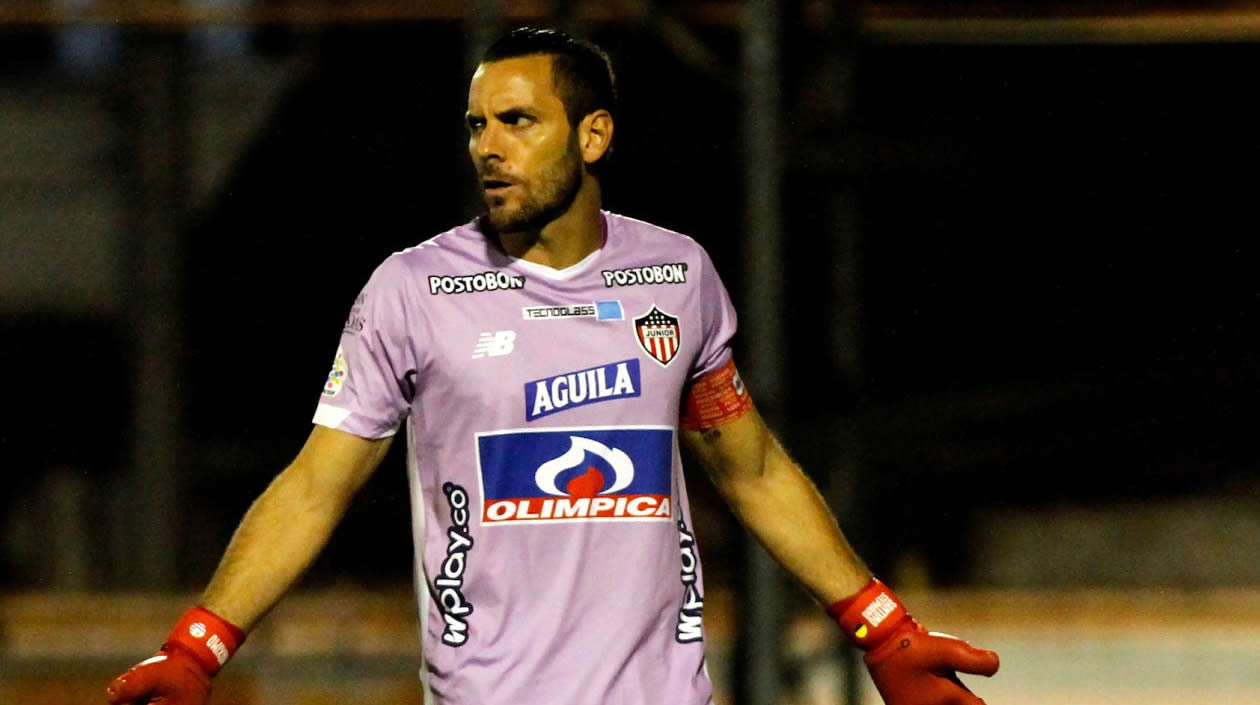 Sebastián Viera reclamando acciones en el partido.