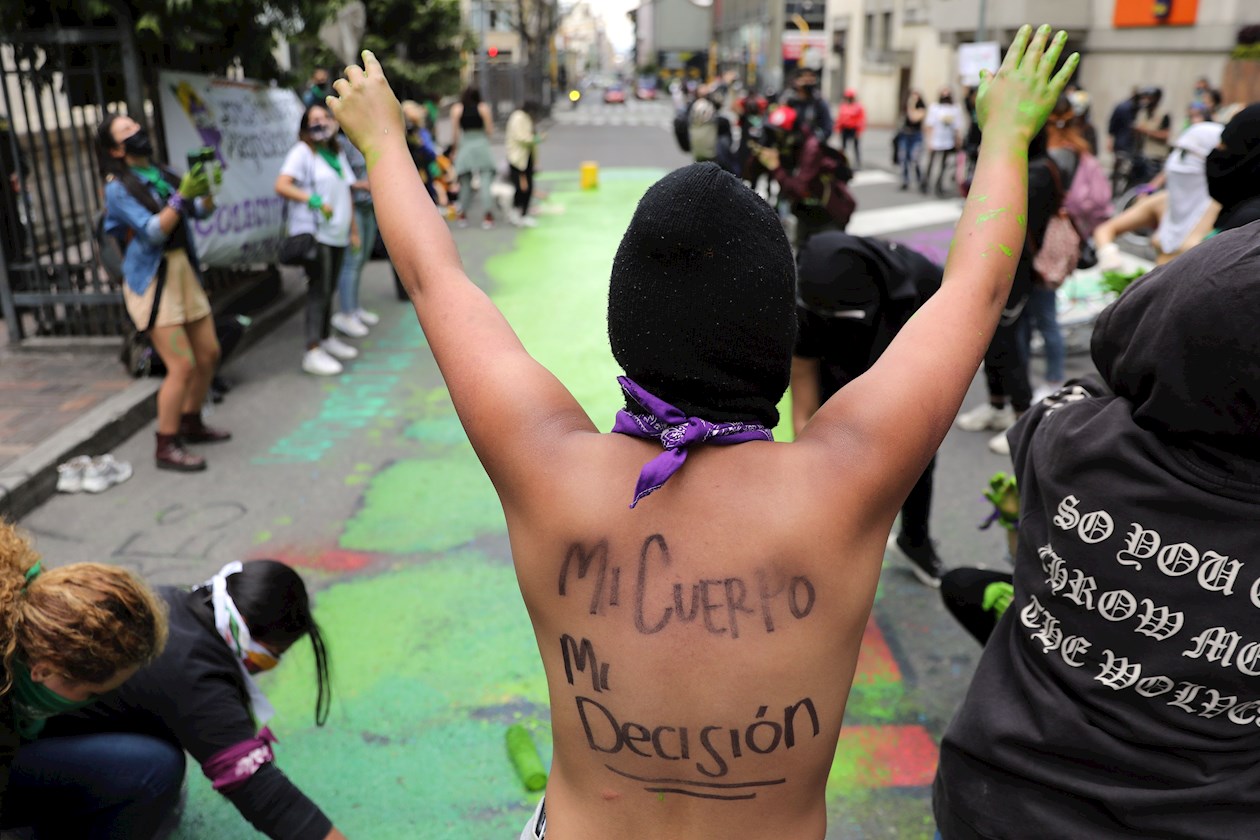  Esa imagen fue reemplazada por una nueva pintada que tenía como mensaje principal "Será ley", en referencia a la demanda que deberá estudiar el alto tribunal, así como por otras frases como "Aborto libre", "Somos el grito de las que ya no están" y "Patriarcado y capital, alianza criminal".
