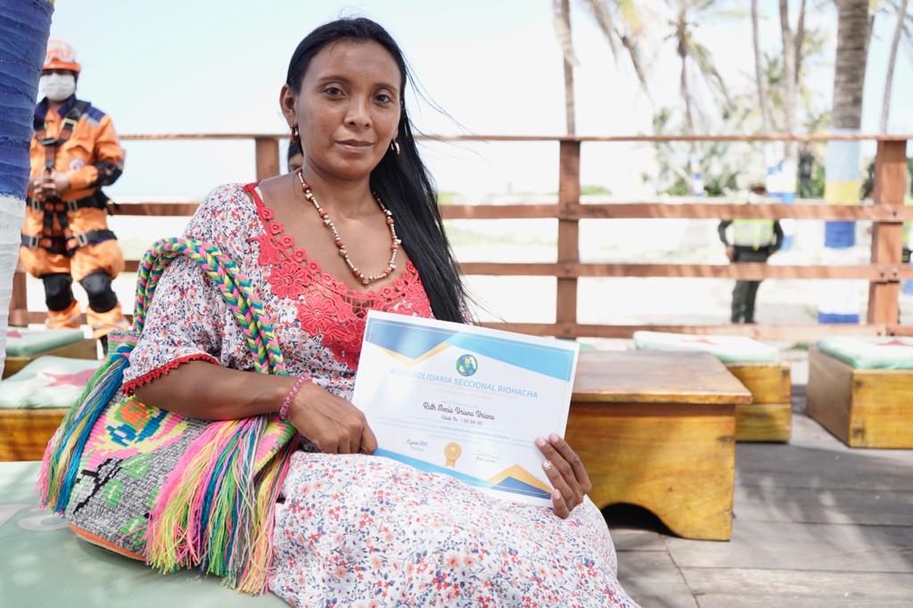 Artesana guajira certificada.