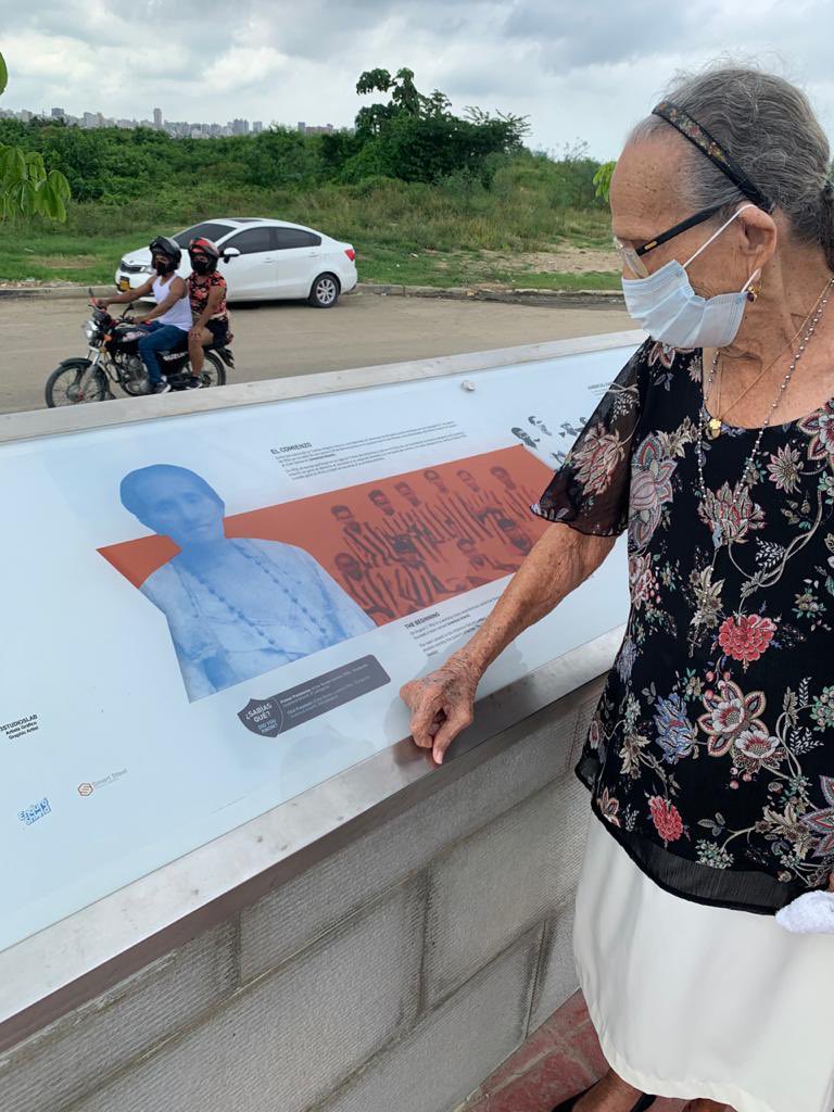 Carmen Mejía observa una gráfica de su madre Micaela. 