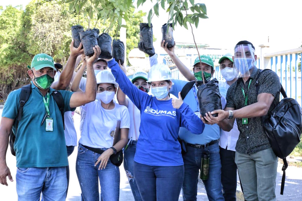 Personal de Edumas con los arbolitos para la siembra.