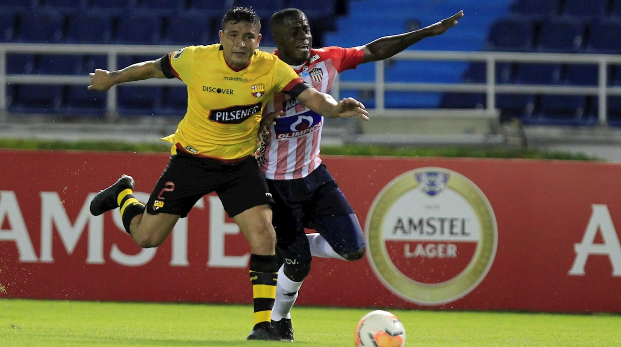 Carmelo Valencia es neutralizado por la defensa visitante.