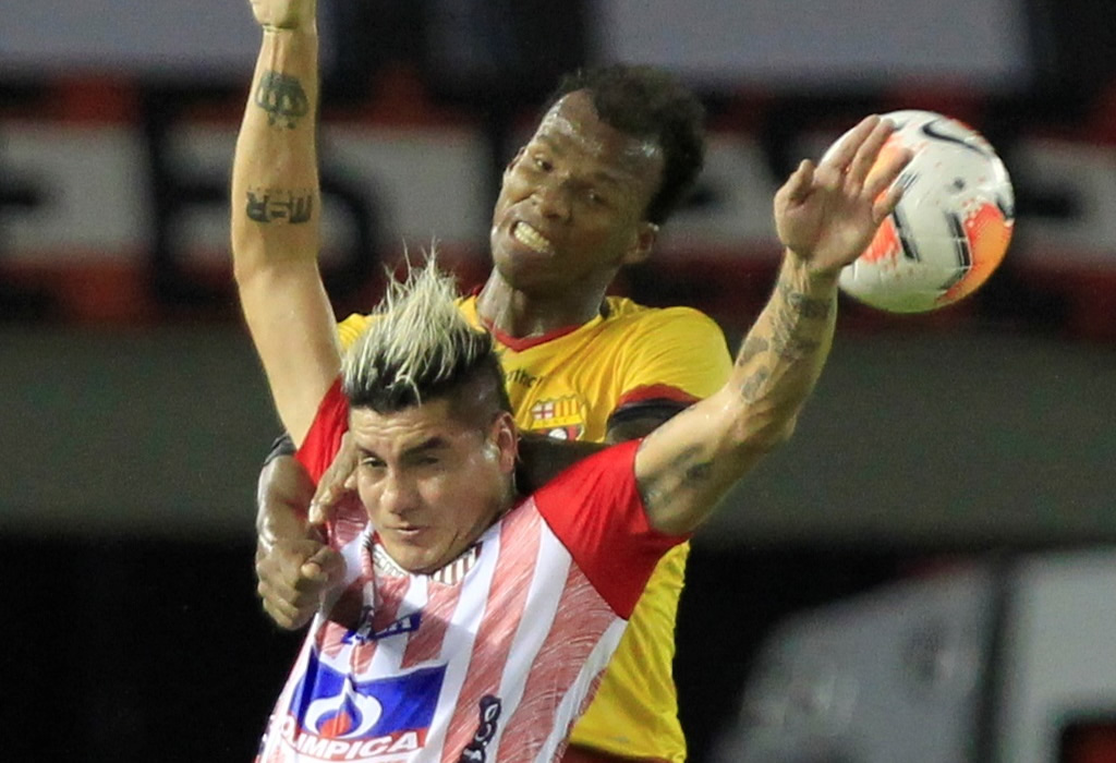 Michael Rangel intentando en la ofensiva 'tiburona'.