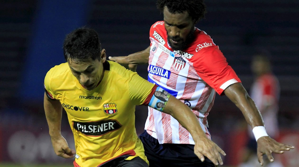 Didier Moreno controlando una acción visitante.